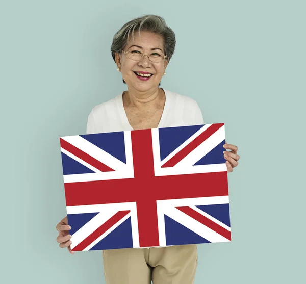 Senior Aziatische vrouw houdt plakkaat — Stockfoto