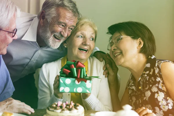 Senior mensen vieren verjaardag — Stockfoto