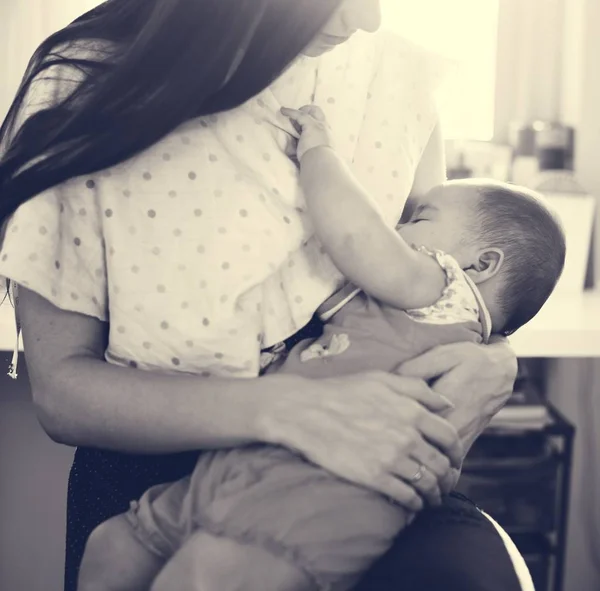 Mãe alimentação bebê recém-nascido — Fotografia de Stock
