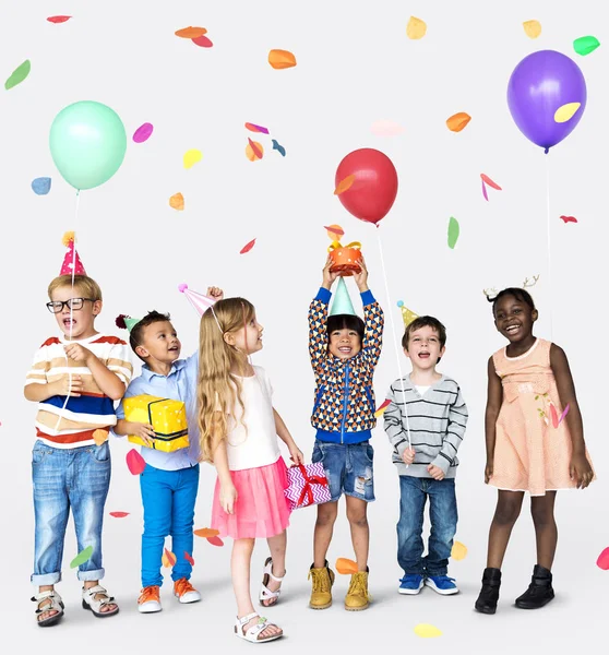 Barnen på födelsedagsfest — Stockfoto