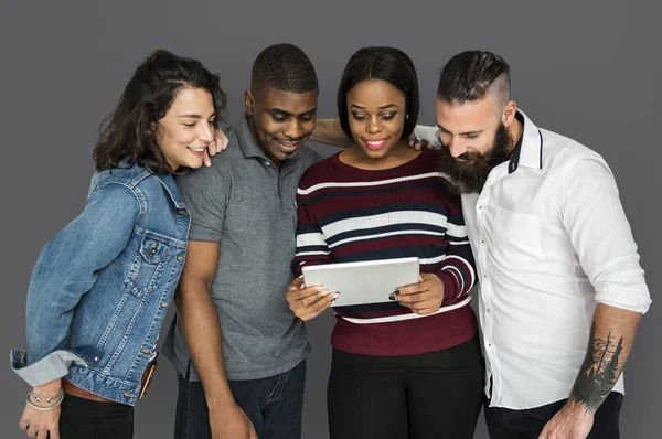 Personas que usan tabletas digitales — Foto de Stock