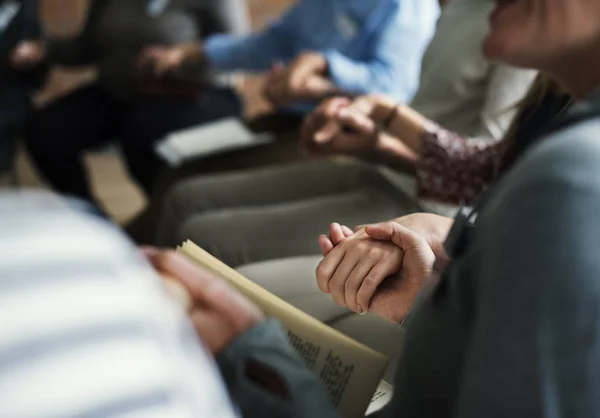 Persone sedute su sedie e che si tengono per mano — Foto Stock