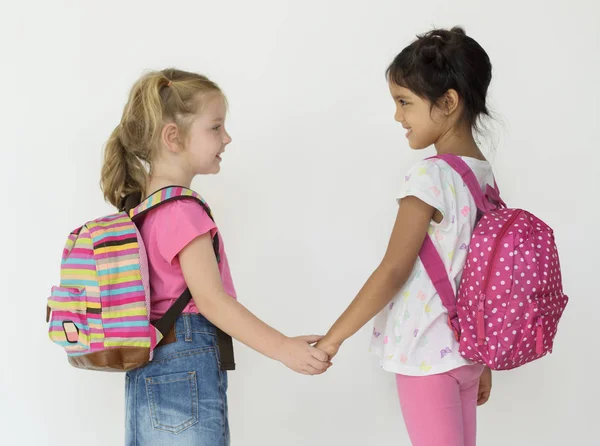 Kleine Mädchen mit Taschen — Stockfoto