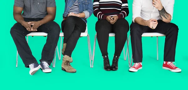Jonge mensen zitten op stoelen — Stockfoto