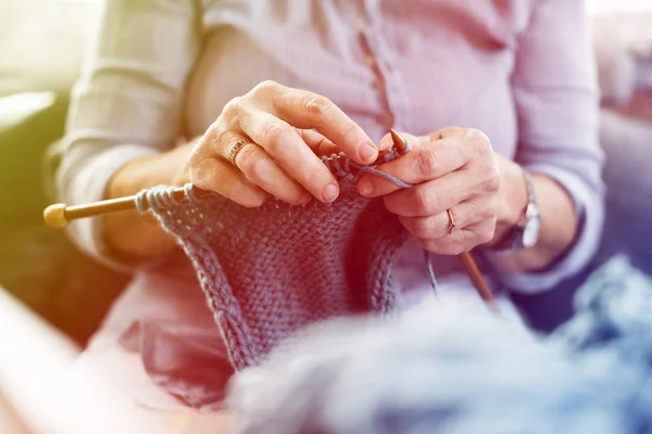 Senior vrouw breien — Stockfoto