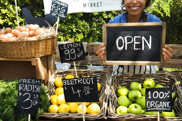 Greengrocer vende productos agrícolas ecológicos — Foto de Stock