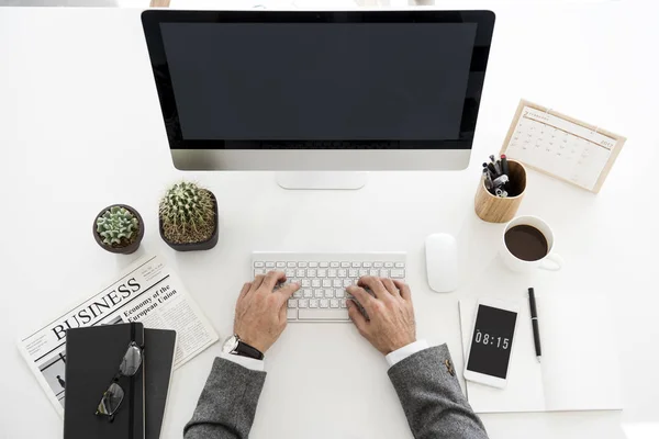 Persona escribiendo en el teclado de la computadora — Foto de Stock