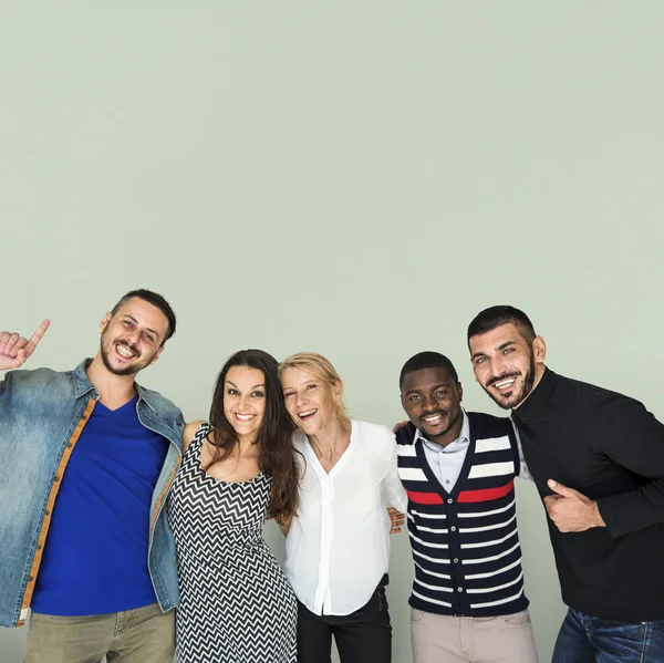 Felices amigos sonrientes de pie juntos — Foto de Stock