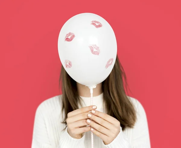 Mulher cobrindo rosto com balão — Fotografia de Stock