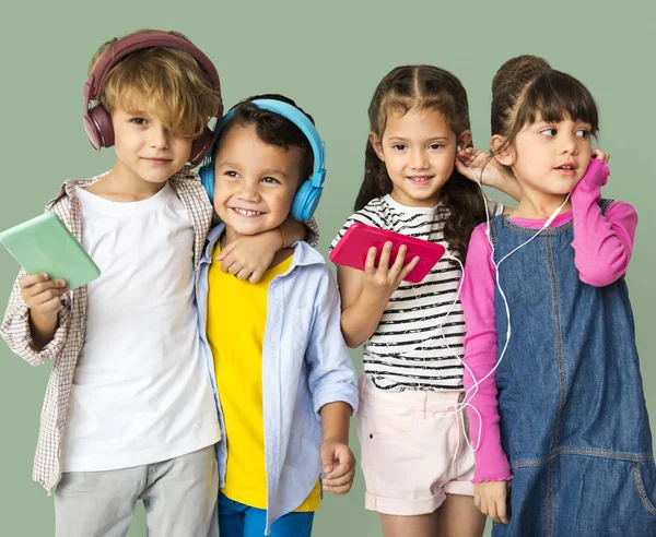 Entzückende Kinder beim Musikhören — Stockfoto