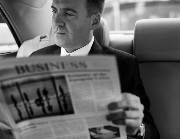 Uomo d'affari seduto in macchina — Foto Stock