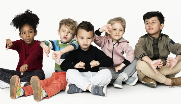 Mijn lieve kinderen, zittend op de vloer — Stockfoto