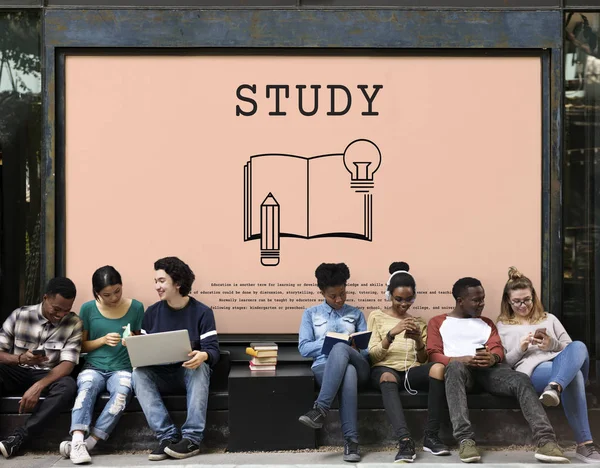 Jóvenes estudiantes sentados cerca de la pancarta — Foto de Stock