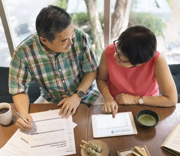 Personas mayores usando tableta digital — Foto de Stock