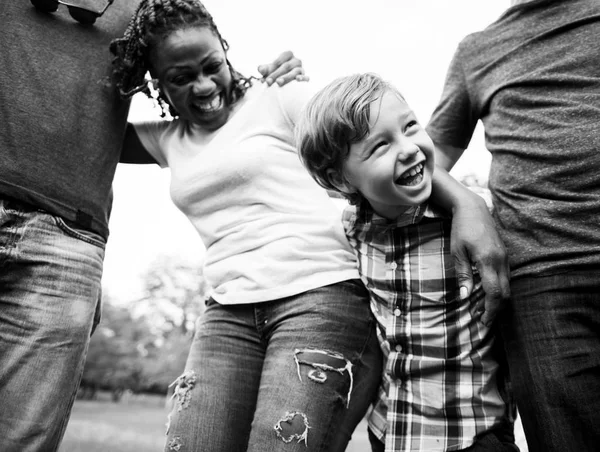 Le persone si stringono e sorridono insieme — Foto Stock