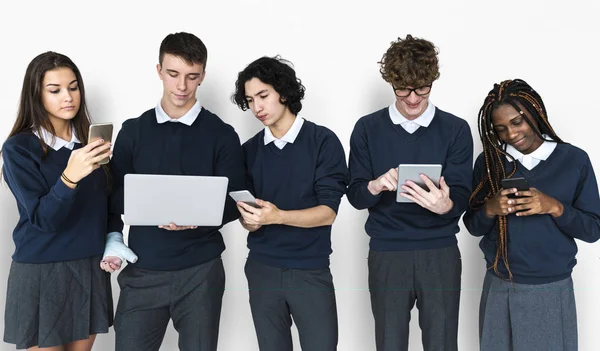 Estudantes que utilizam dispositivos electrónicos — Fotografia de Stock