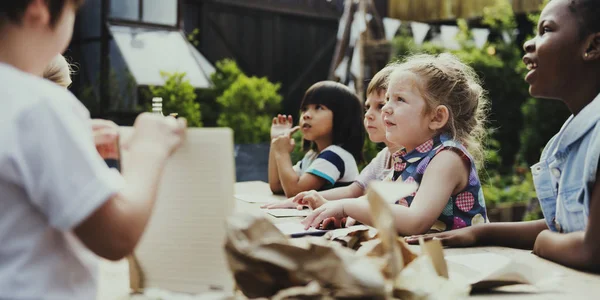 Dessin de jardin d'enfants en classe d'art — Photo