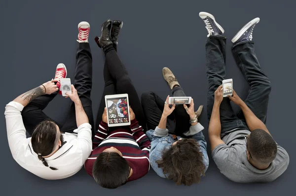 Personas que utilizan dispositivos — Foto de Stock