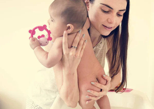 Matka pečující o dítě — Stock fotografie