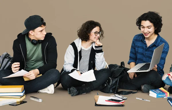 Studenten sitzen und studieren — Stockfoto
