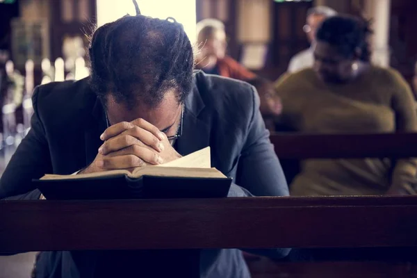 Lidé modlící se v kostele — Stock fotografie