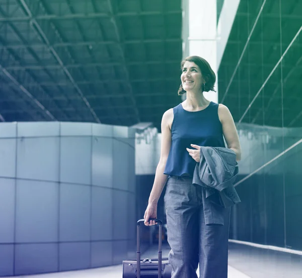 Donna d'affari con bagagli in aeroporto — Foto Stock
