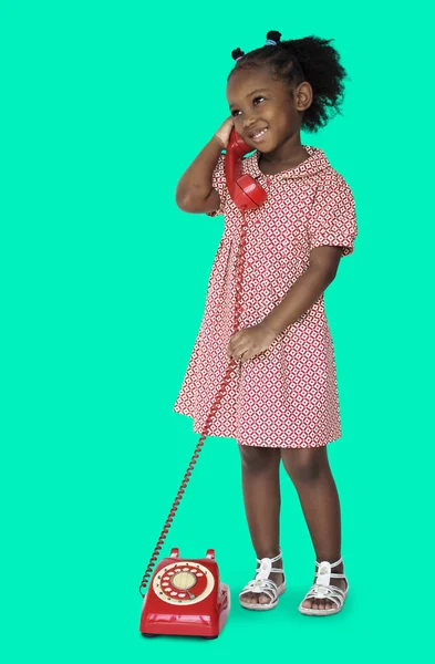 전화 통화 하는 어린 소녀 — 스톡 사진