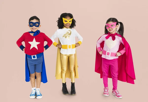 Dzieci sobie superbohatera kostiumy — Zdjęcie stockowe