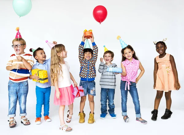 Niños en fiesta de cumpleaños —  Fotos de Stock