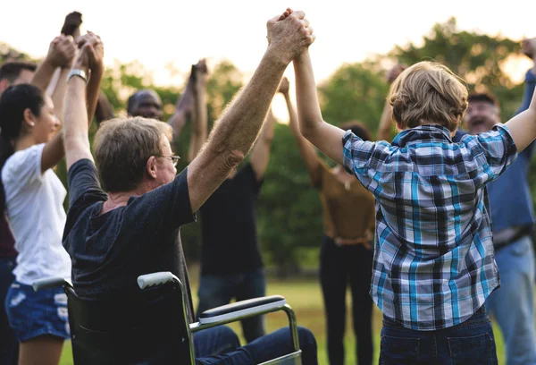 Personas cogidas de la mano — Foto de Stock