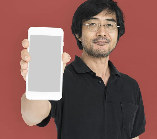 Muž zobrazeno smartphone — Stock fotografie