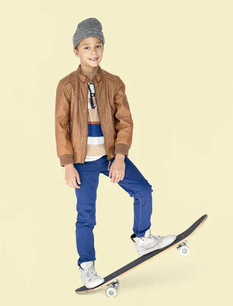 Маленький хлопчик зі скейтбордом — стокове фото