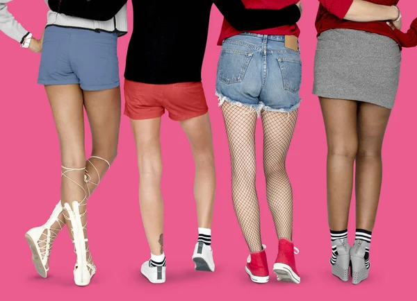 Tonåringen flickans ben i studion — Stockfoto
