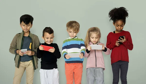 Spelende kinderen Smart Phones — Stockfoto