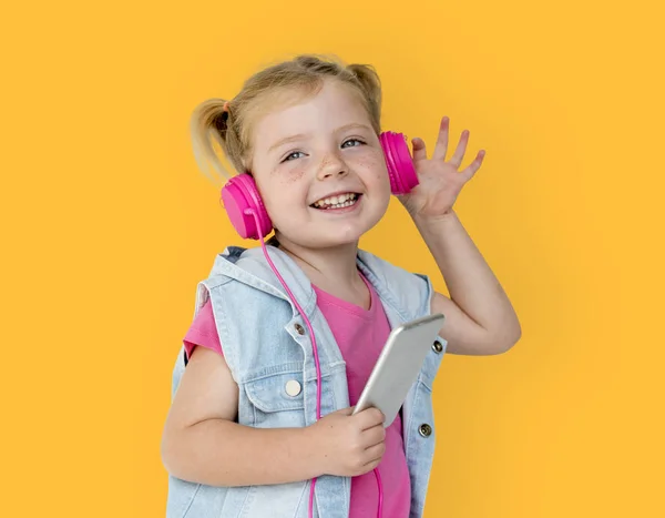 Дівчина з навушниками слухає музику — стокове фото