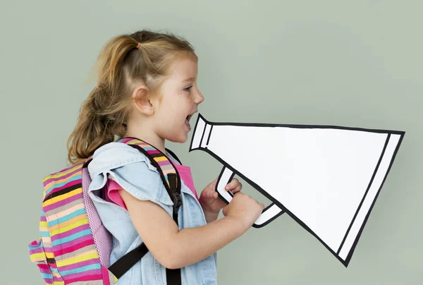 Dziewczyna trzyma megafon Papercraft — Zdjęcie stockowe