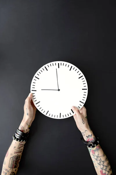 女性の持ち株の大時計 — ストック写真
