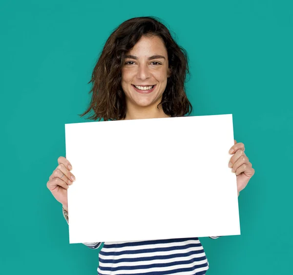 Mujer sosteniendo banner en blanco — Foto de Stock