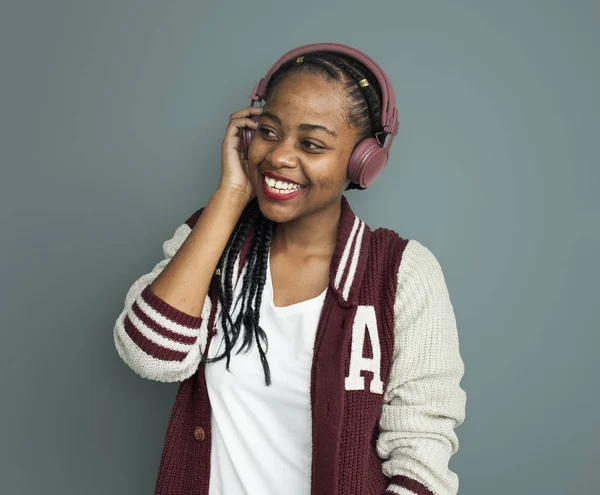 Mulher americana africana com fones de ouvido — Fotografia de Stock