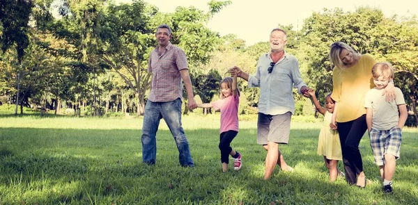 Familia divirtiéndose en el parque — Foto de Stock