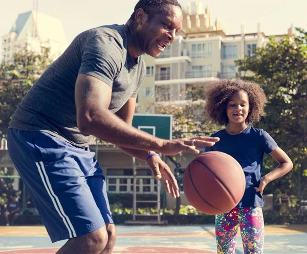 Vader spelen basketbal met dochter — Stockfoto