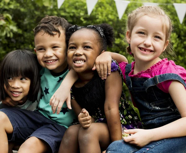 Niños pequeños felices sonriendo —  Fotos de Stock