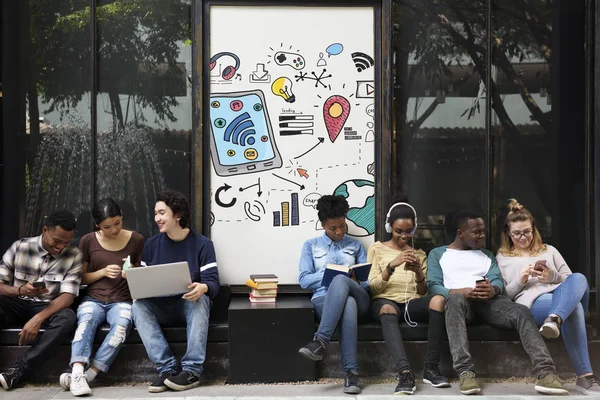 Jonge studenten aanbrengen in de buurt van bordje — Stockfoto