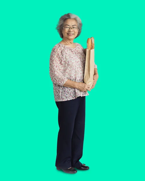 Mujer sosteniendo baguettes — Foto de Stock