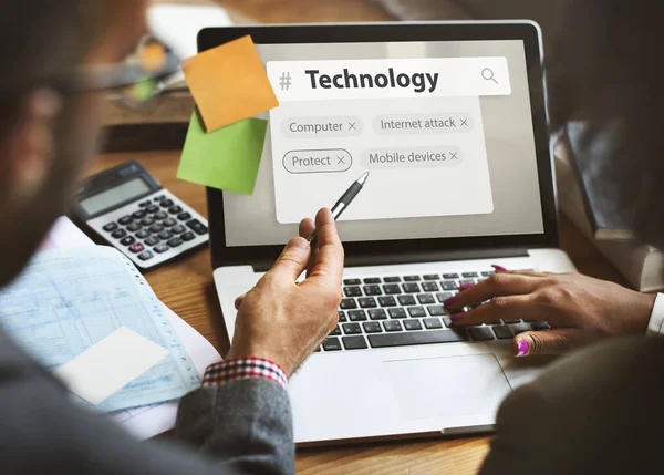 Uomo e donna discutono su laptop — Foto Stock