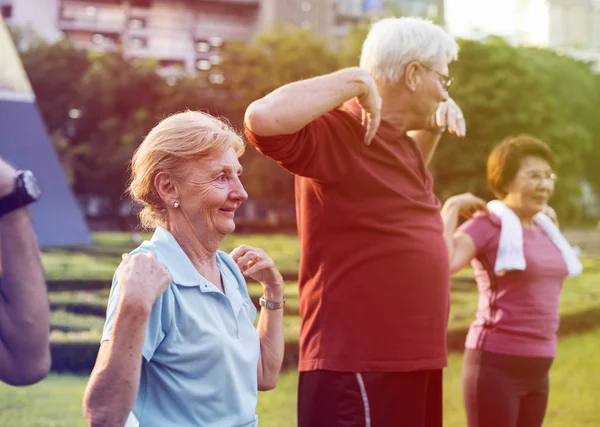 Personnes âgées faisant des exercices — Photo