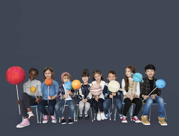 Niños sosteniendo planetas modelos —  Fotos de Stock