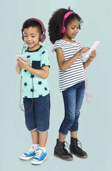 Crianças multiétnicas que utilizam dispositivos digitais — Fotografia de Stock
