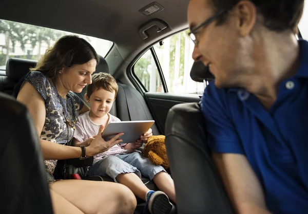 Родители с маленьким сыном в машине — стоковое фото