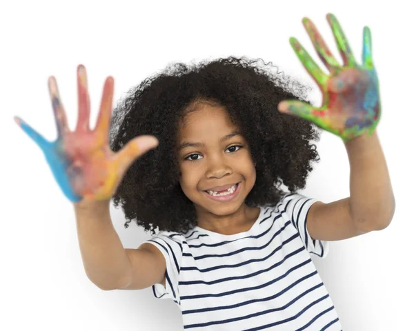 Menina mostrando as mãos em tinta colorida — Fotografia de Stock